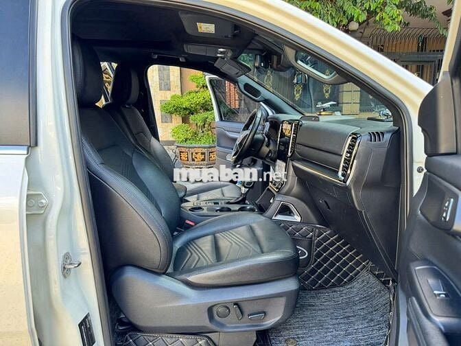 Ford Everest Titanium 2023 Trắng 7 chỗ