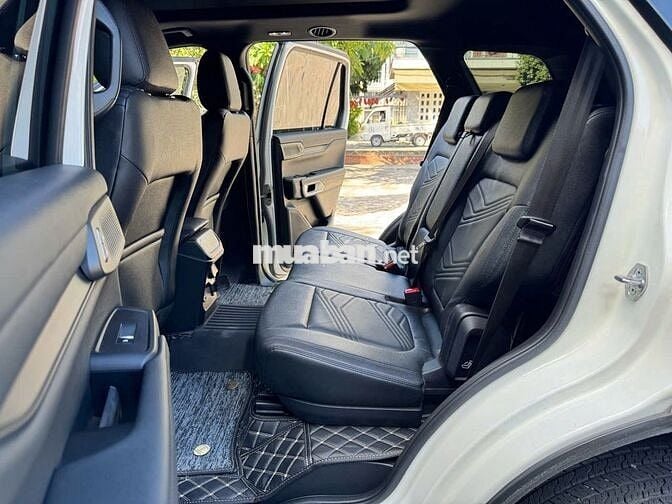 Ford Everest Titanium 2023 Trắng 7 chỗ