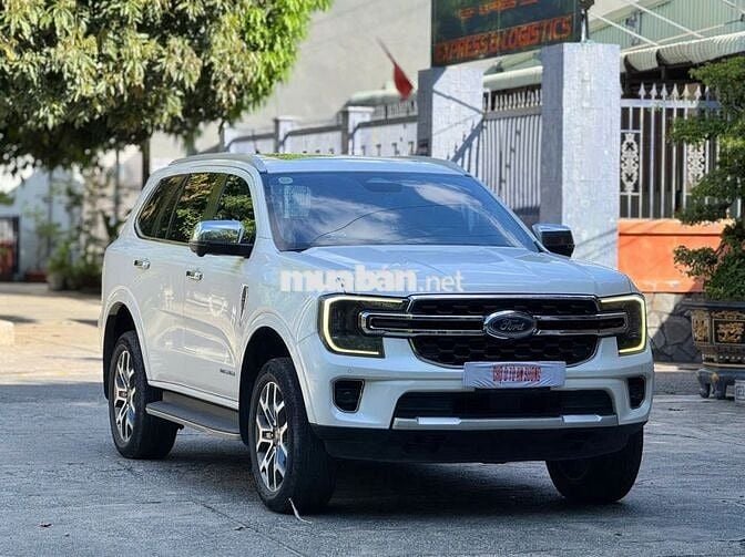 Ford Everest Titanium 2023 Trắng 7 chỗ