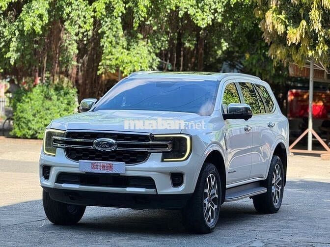 Ford Everest Titanium 2023 Trắng 7 chỗ