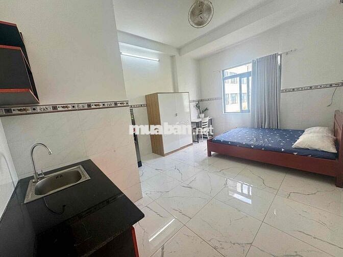 phòng rộng có view cửa sổ thoáng full nội thất