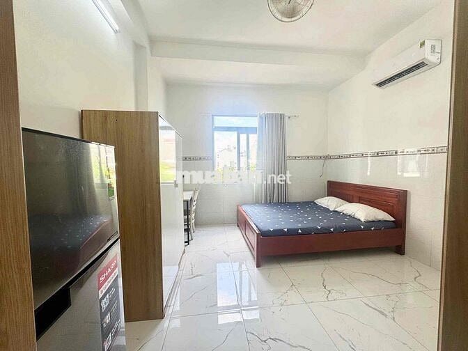 phòng rộng có view cửa sổ thoáng full nội thất