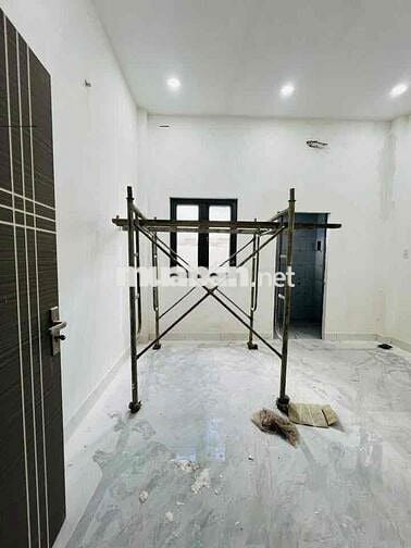 cho thuê nhà mới xây Thạnh xuân 52 dt 4x18m sân ô tô