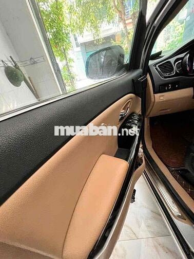 Kia Sedona 2016 Xăng Tự động Bạc
