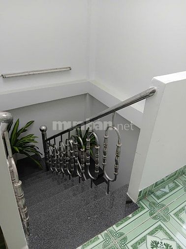 CHO THUÊ MB ĐẸP, SÁT TRƯỜNG CẤP 1, PHỤ HUYNH HỌC SINH QUA LẠI RẤT ĐÔNG