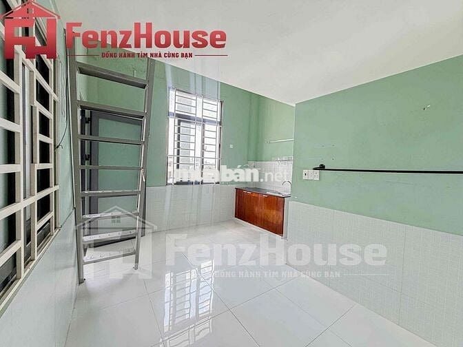 gác ban công rộng rãi phù hợp các bạn sinh viên và người đi làm ở lâu