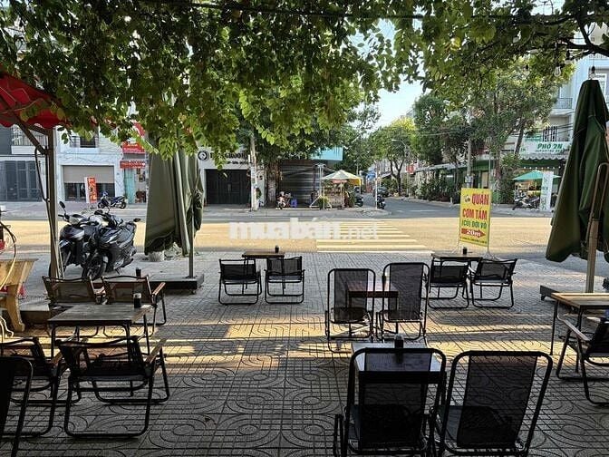 Nhân viên phục vụ quán cà phê
