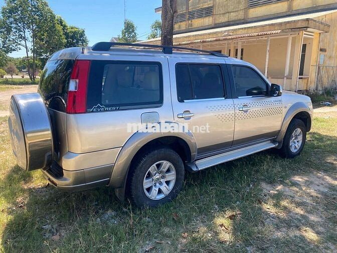 Ford Everest 7 chỗ Máy dầu Số sàn Vàng cát