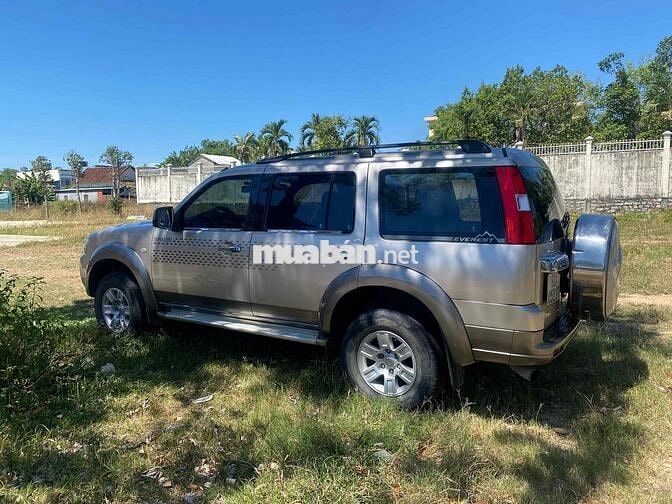 Ford Everest 7 chỗ Máy dầu Số sàn Vàng cát