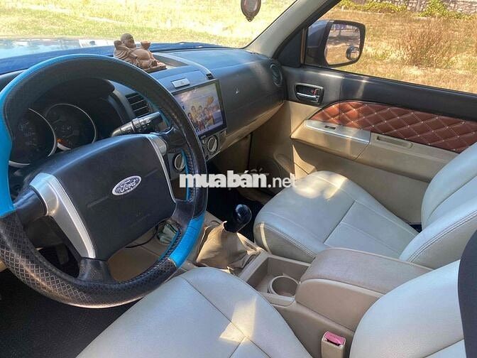 Ford Everest 7 chỗ Máy dầu Số sàn Vàng cát