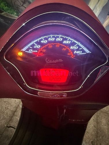 Xe tay ga Piaggio Vespa GTS màu đỏ, kiểu dáng thời trang, động cơ mạnh