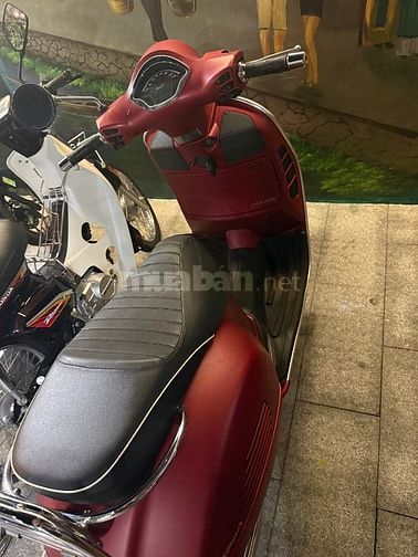 Xe tay ga Piaggio Vespa GTS màu đỏ, kiểu dáng thời trang, động cơ mạnh