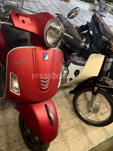 Xe tay ga Piaggio Vespa GTS màu đỏ, kiểu dáng thời trang, động cơ mạnh