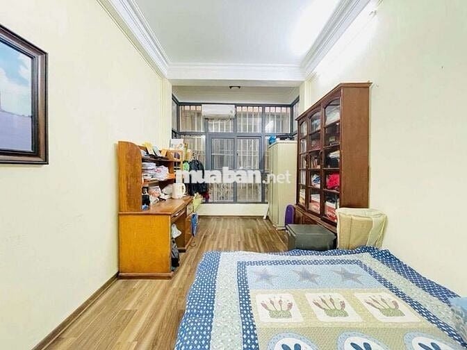 Hàng xóm Bách Kinh Xây, 3 bước ra mặt phố