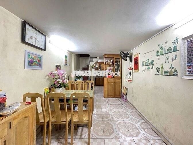 Hàng xóm Bách Kinh Xây, 3 bước ra mặt phố