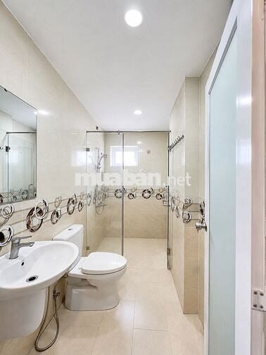 CHO THUÊ ORIENTAL PLAZA 2PN 2WC - 82M² - NHÀ TRỐNG - GIÁ 10.5 TRIỆU
