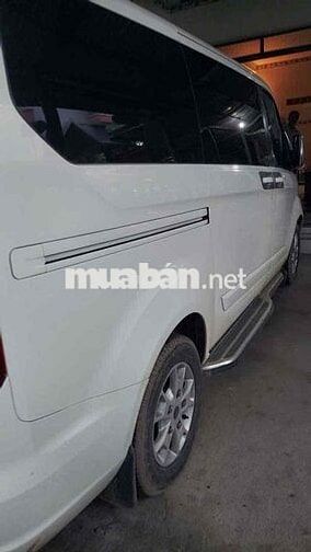Ford Tourneo 7 chỗ màu Trắng