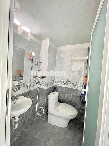 STUDIO FULL NỘI THẤT, CỬA SỔ THOÁNG, CÁCH ĐH VLU VÀ IUH VÀI PHÚT ĐI XE