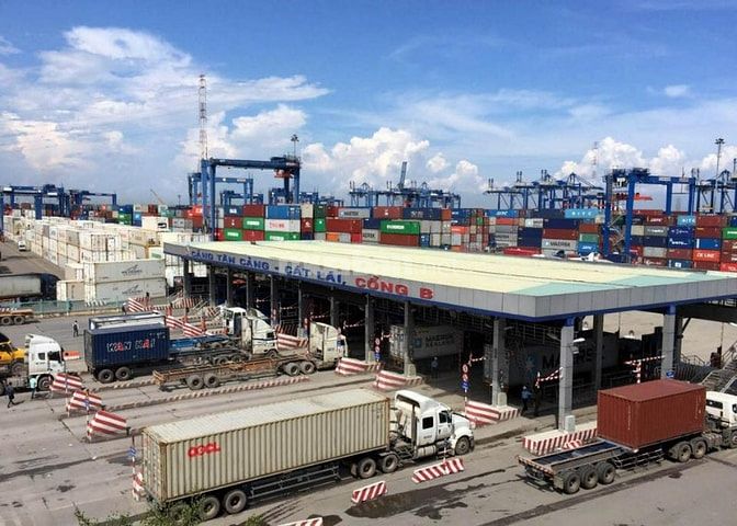 nhận  vận  chuyển,  làm thủ tục, kéo container