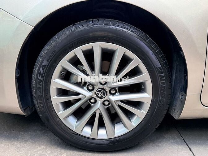 Camry 2.5Q 2019 lướt 20.000 km, cực hiếm xe 1 chủ