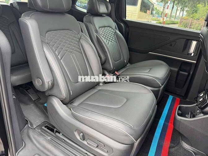 Hyundai Custin Cao Cấp 2.0T 2023 Đen 5 vạn km