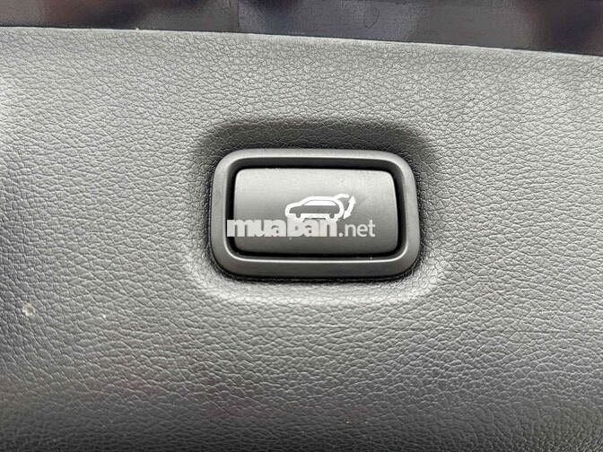 Hyundai Custin Cao Cấp 2.0T 2023 Đen 5 vạn km