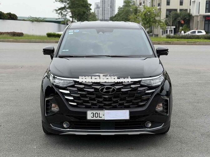 Hyundai Custin Cao Cấp 2.0T 2023 Đen 5 vạn km