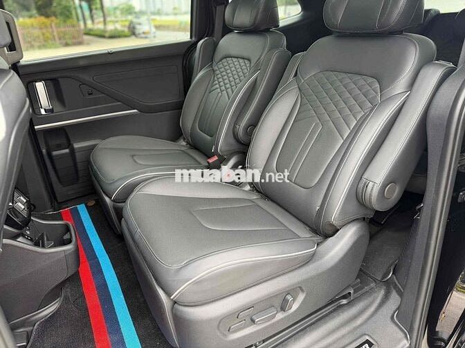 Hyundai Custin Cao Cấp 2.0T 2023 Đen 5 vạn km