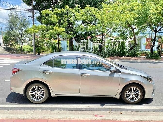 Toyota Corolla Altis 1.8 Số sàn 2015 Bạc