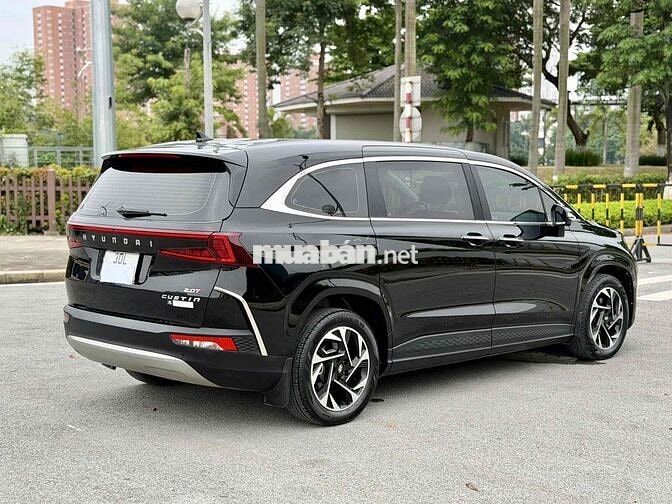 Hyundai Custin Cao Cấp 2.0T 2023 Đen 5 vạn km