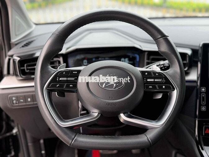 Hyundai Custin Cao Cấp 2.0T 2023 Đen 5 vạn km