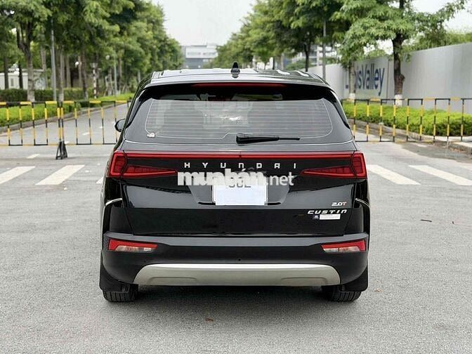 Hyundai Custin Cao Cấp 2.0T 2023 Đen 5 vạn km