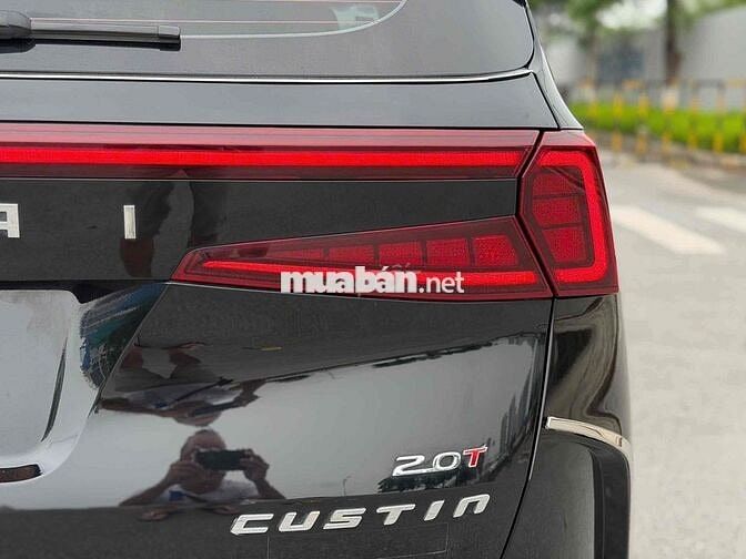 Hyundai Custin Cao Cấp 2.0T 2023 Đen 5 vạn km