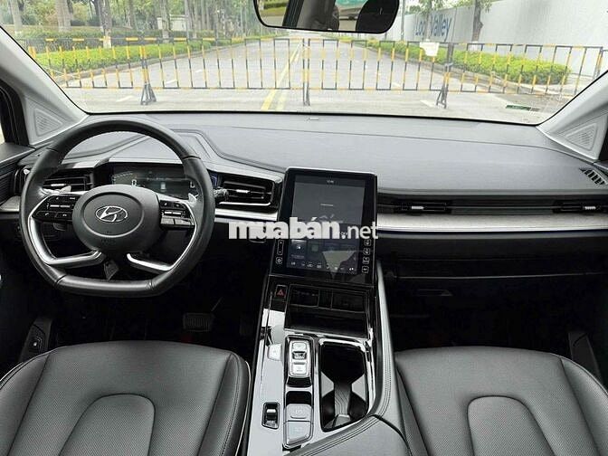 Hyundai Custin Cao Cấp 2.0T 2023 Đen 5 vạn km