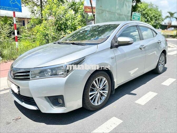 Toyota Corolla Altis 1.8 Số sàn 2015 Bạc