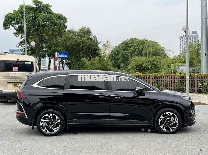 Hyundai Custin Cao Cấp 2.0T 2023 Đen 5 vạn km