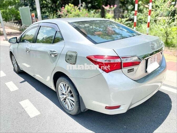 Toyota Corolla Altis 1.8 Số sàn 2015 Bạc