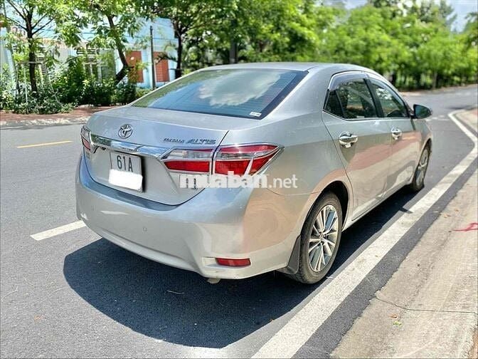 Toyota Corolla Altis 1.8 Số sàn 2015 Bạc