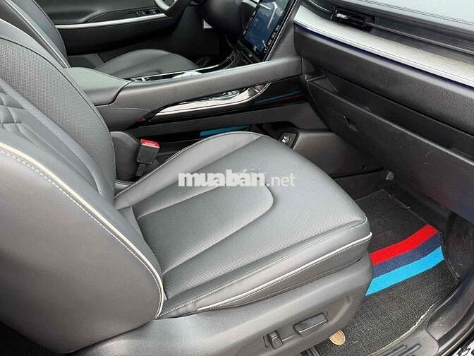 Hyundai Custin Cao Cấp 2.0T 2023 Đen 5 vạn km
