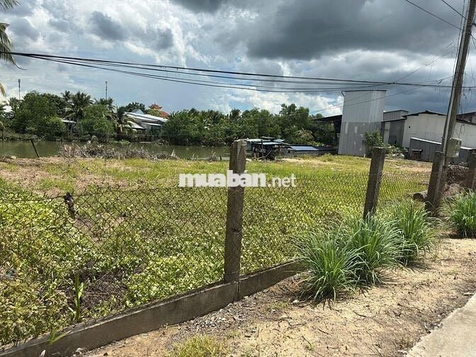 Mặt tiền xe hơi, mặt sau là sông lớn, Ngay công an tỉnh Mới Vĩnh Long