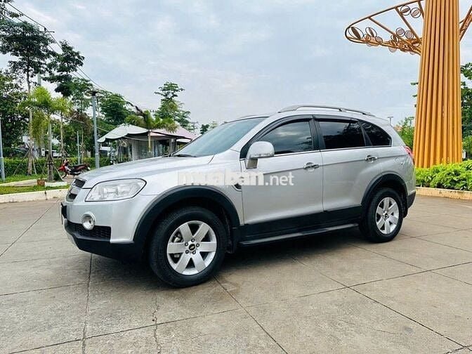 Chevrolet Captiva 7 chỗ màu Bạc