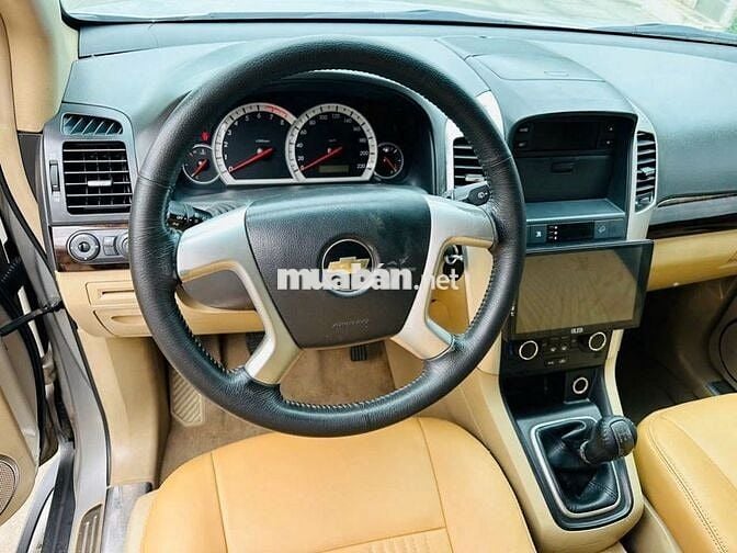 Chevrolet Captiva 7 chỗ màu Bạc