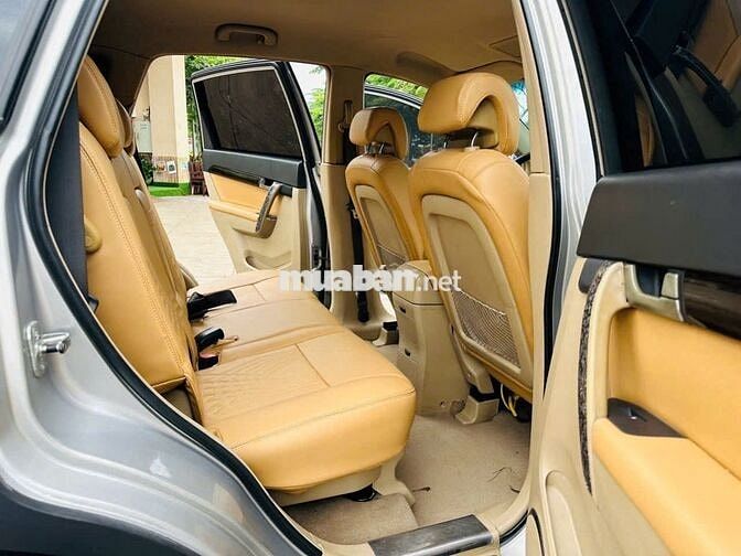 Chevrolet Captiva 7 chỗ màu Bạc
