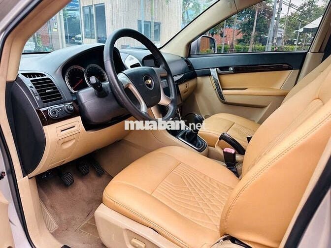 Chevrolet Captiva 7 chỗ màu Bạc