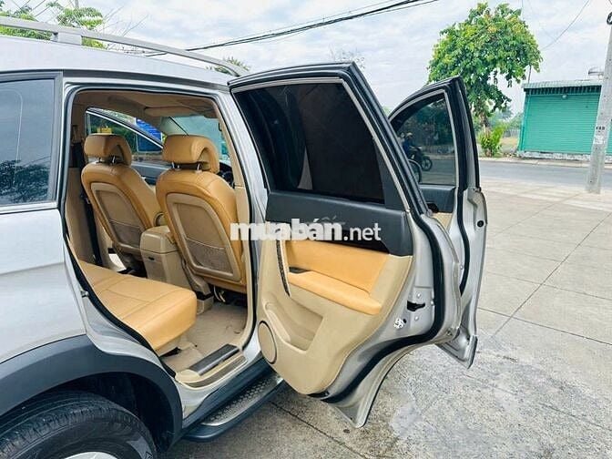 Chevrolet Captiva 7 chỗ màu Bạc