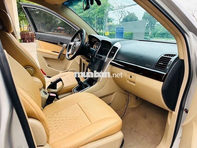 Chevrolet Captiva 7 chỗ màu Bạc