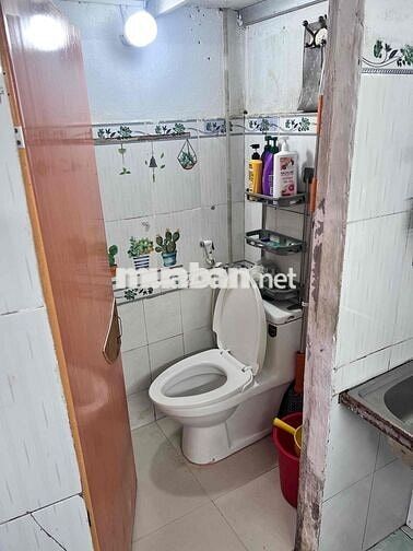 phòng 4mx3m. có gác. có máy lạnh. lối đi riêng. giờ giấc tự do