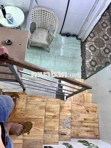 phòng 4mx3m. có gác. có máy lạnh. lối đi riêng. giờ giấc tự do