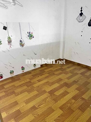 phòng 4mx3m. có gác. có máy lạnh. lối đi riêng. giờ giấc tự do
