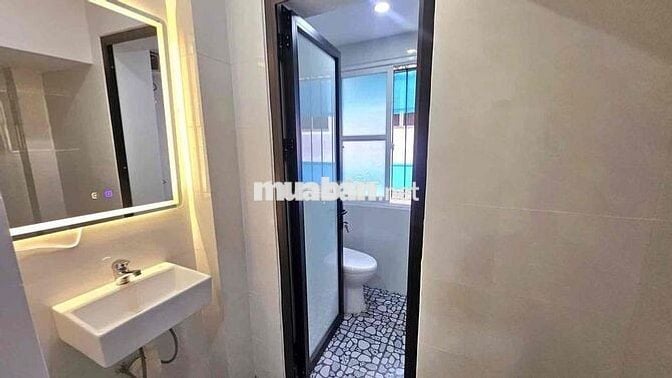 Bán TT Hoàng Quốc Việt, nhà siêu đẹp, thoáng, 2 ngủ khách bếp full NT